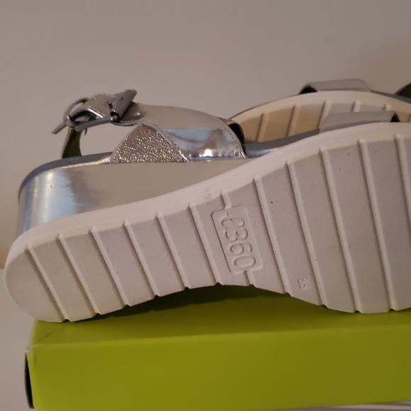 Shoes - Picture 5 of 5